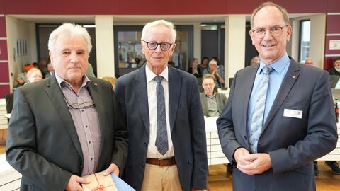 Personalwechsel in der Regionalversammlung Mittelhessen: Regierungspräsident Dr. Christoph Ullrich dankt dem bisherigen Vorsitzenden Klaus Weber (links) für seine 13-jährige Tätigkeit und begrüßt dessen Nachfolger Ulrich Künz (Mitte).