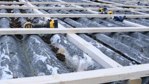 Ein Asbestdach, auf das Holzlatten geschraubt wurden.