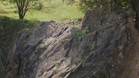 Eine offene Felswand am „Köppel bei Langd“. 