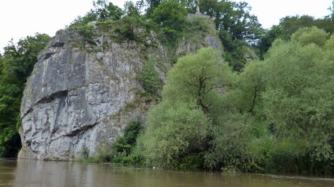 Der König-Konrad-Felsen an der Lahn