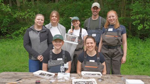 Gewässeruntersuchung Die Frauen und der Mann, die sich am Flow-Projekt beteiligen, haben sich für ein Gruppenfoto aufgestellt.