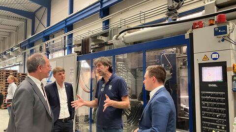 Mann mit 3 weiteren Personen