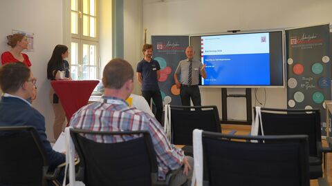 Der kommissarische Regierungsvizepräsident Manfred Becker (rechts) und Personalpsychologe Benjamin Lückert begrüßen die Schüler zum Karrieretag im Regierungspräsidium Gießen.