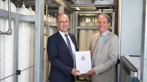 Überreichung Urkunde Regierungspräsident Dr. Christoph Ullrich überreichte die Erlaubnisurkunde an Prof. Dr. Olaf Berger.