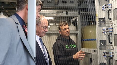 Übergabe Urkunde Projektingenieur Torsten Ascher (r.) und Prof. Dr.-Ing. Sven Pohl (l.) erklärten Dr. Christoph Ullrich, wie die Anlage funktioniert. Foto: THM