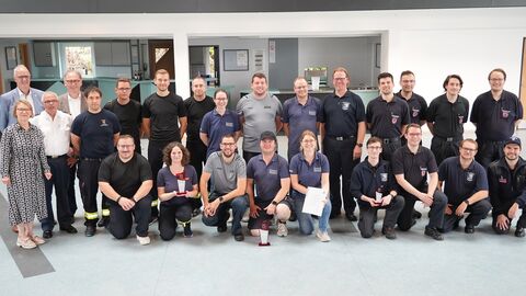 Feuerwehrleistungsübungen Claudia Coburger-Becker, Michael Franz, Dr. Thomas Stumpf und Michael Köberle gratulierten den drei erstplatzierten Mannschaften aus Kirchhain-Stausebach (Mitte), Grebenhain-Nösberts-Weidmoos (links) und Gießen-Mitte (rechts).