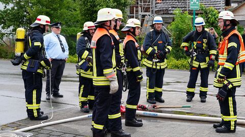 Feuerwehrleistungsübungen Der Gruppenführer gab seiner Mannschaft genaue Anweisungen, immer beobachtet vom Schiedsrichter