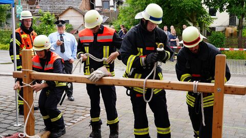 Feuerwehrleistungsübungen Zum praktischen Teil gehörte auch, Knoten und Stiche anzulegen
