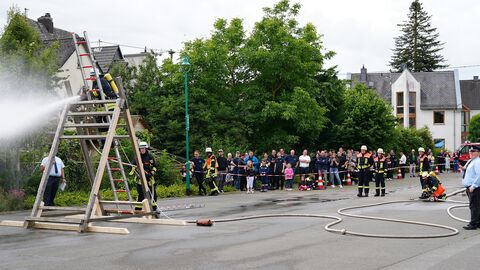 Feuerwehrleistungsübungen Viele Zuschauer verfolgten die Übungen auf dem Parkplatz vor dem Bürgerhaus in Obertiefenbach.