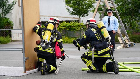 Feuerwehrleistungsübungen Um in die „Wohnung“ zu kommen, musste erstmal eine Tür geöffnet werden.
