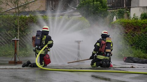 Feuerwehrleistungsübungen Bevor die Person, natürlich eine Übungspuppe, aus der Wohnung gerettet werden konnte, muss das „Feuer“ gelöscht werden.