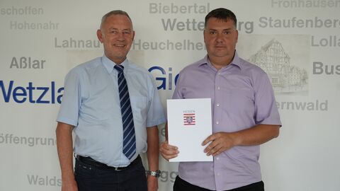 Dienstjubiläum Manfred Becker gratuliert Stefan Höpp zum Dienstjubiläum