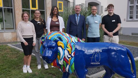 Manfred Becker (3. v. r.) begrüßte Emely Budamert, Celine Guba, Thaisa Martin, Marvin Kiesow und Luis Junker (von links). 