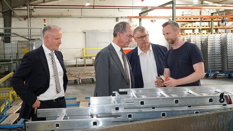 Hailo-Geschäftsführer Jörg Lindemann und Tim Wagner (Fertigungsleiter Steiggeräte) erläutern Regierungspräsident Dr. Christoph Ullrich (2.v.l.) und Jens Ihle (2.v.r.) den Produktionsprozess von Haushaltsleitern.