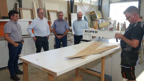 Inhaber Christian Kunz, Dr. Christoph Ullrich, Andreas Höfner und Stefan Höhn (von links) schauen einem Mitarbeiter interessiert zu.