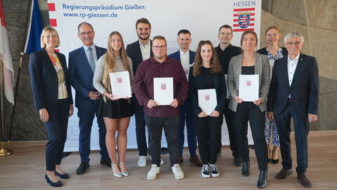 Landesbestenehrung Dr. Christoph Ullrich (2. v. l.), Susanne Reul (l.) und Detlef Ruffert (r.) gratulierten (von links) Anna Wanka, Ole Mathis Mattutat, Marco Gresens, Eric Müller, Latifah Hottinger, Michel Heilmayer, Franziska Mühlan und Lena Hauzel.