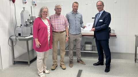 Max Klein (2. v. r.) und Gerhard Maschuw (2. v. l.) führten Dr. Christoph Ullrich und Dr. Sabine Wenthe durch die Räumlichkeiten. 