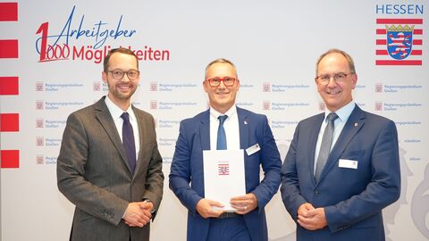 Dienstjubiläum Regierungspräsident Dr. Christoph Ullrich und der kommissarische Regierungsvizepräsident Jan Schneider gratulierten Dr. Karlheinz Börner, der seit 40 Jahren im öffentlichen Dienst arbeitet.