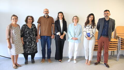 Noria Mustaan (Dolmetscherin), Filiz Güler (RP), Abderrahim En-Nosse (vhs), Seval Görgülü-Ülger (RP), Waltraud Burger (vhs Amtsleitung), Christina Sarkis (vhs), Francesco Arman (Dezernent, Stadtrat; von links) freuen sich, dass das Angebot gut angenommen wird.