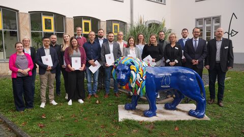 Der kommissarische Regierungsvizepräsident Jan Schneider (2. v. r.), die Ausbildungsleitungen der Umweltabteilungen der drei Regierungspräsidien, der stellvertretende Ausbildungsleiter und ein Ausbilder aus dem Arbeitsschutz-Bereich sowie eine Mitarbeiterin des Personaldezernats begrüßten die Technischen Referendarinnen und Referendare und die Technischen Anwärterinnen und Anwärter.