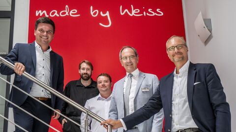 Austausch über die kürzlich erfolgte Erweiterung bei der Weiss Chemie + Technik GmbH & Co. KG in Haiger, künftige Pläne und die Stimmung in der heimischen Wirtschaft (v.l.): Sven Ringsdorf, Dr. Oliver Flender, Jan-Eric Walb (RP Gießen), Regierungspräsident Dr. Christoph Ullrich und Christian Dölle.