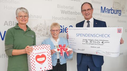 Heidrun Leib aus Biebertal-Fellingshausen (Mitte) wünschte sich zum 80. Geburtstag lieber Spenden statt Geschenke. Nun übergab sie 2.500 Euro an Beate Volbrecht, pflegerische Leitung des Kinderpalliativteams Mittelhessen. Auch Regierungspräsident Dr. Christoph Ullrich dankte als Schirmherr für ihren Einsatz zugunsten schwerstkranker Kinder und Jugendlicher.
