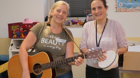 Die Musikpädagoginnen Anita Schauder (l.) und Dora Elmauer bieten einmal in der Woche den Kurs „Elementare Musikpädagogik interkulturell“ in der Erstaufnahmeeinrichtung des Landes an ihrem Standort in Gießen an.