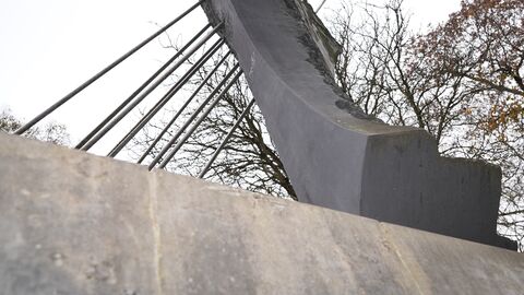 Röntgen-Denkmal im Theaterpark Gießen Das Röntgen-Denkmal im Gießener Theaterpark erinnert an den Entdecker Wilhelm Conrad Röntgen: Am 8. November ist der Internationale Tag der Röntgenstrahlen.