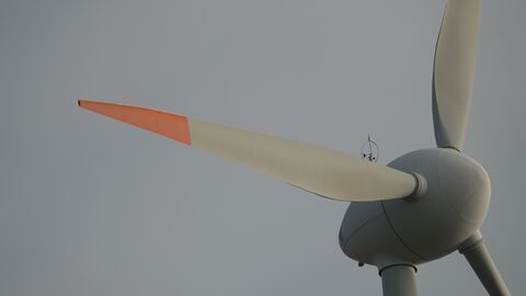 Die Rotorblätter eines Windrads