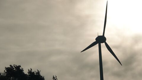 Windenergie Ein Windrad in der Sonne