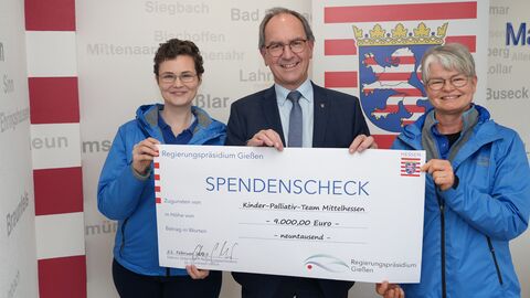 die Leiterin des Kinderpalliativteams Mittelhessen Dr. Vera Vaillant, Regierungspräsident Dr. Christoph Ullrich und pflegerische Leiterin Beate Volbrecht mit dem Spendenscheck über 9.000 Euro. 