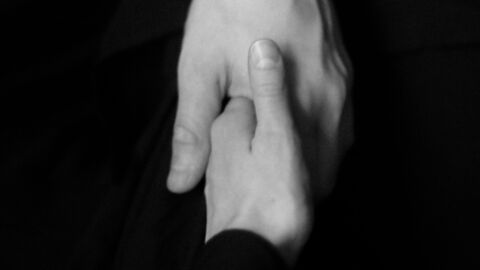 Zwei Hände, die sich festhalten