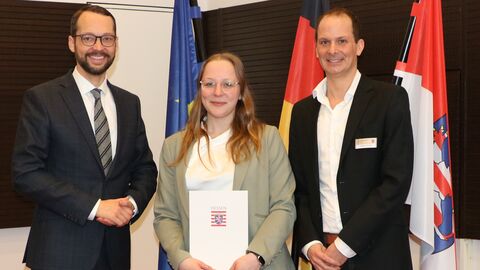 Regierungsvizepräsident Jan Schneider (l.) und Dezernatsleiter Sebastian Büchling gratulierten Sarjana Klamp. 