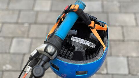 Ein Fahrradhelm, der an einem Lenker hängt