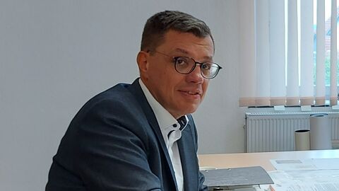 Heiko Stock sitzt an einem Schreibtisch