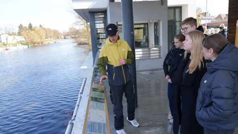 360-Grad-Praktikum Junge Menschen schauen sich Infotafeln am Lahnfenster in Gießen an.