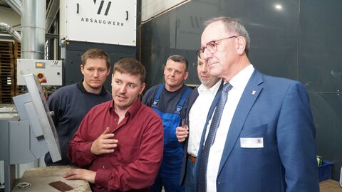 Eduard Batzel führt den Gästen den computergestützten Laserzuschnitt von großen Stahlblechen vor.