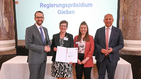 Regierungsvizepräsident Jan Schneider (l.), Doris Schneider (2. v. l.) und Tamina Steyh freuten sich über die Glückwünsche von Innenminister Roman Poseck. 