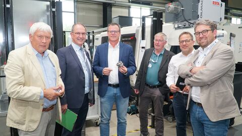 Firmeninhaber Andreas Christ (3.v.l.) präsentiert stolz die Präzision seiner Arbeit gegenüber der Delegation rund um Regierungspräsident Dr. Christoph Ullrich (2.v.l.) und Bürgermeister Reusch (r.).