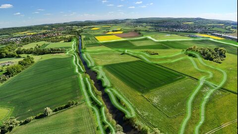 Die Fotomontage zeigt die geplanten Maßnahmen im Bereich Schenkenwäldchen mit dem alten Lahnverlauf, der zeitweise Wasser führen wird.