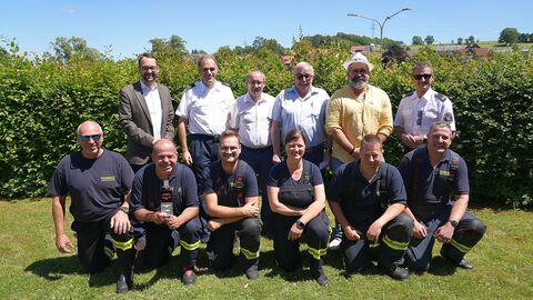 Bezirksfeuerwehrleistungsübungen Regierungsvizepräsident Jan Schneider, Branddirektor Dr. Sven Holland, Bürgermeister Sebastian Stang, Kreisbeigeordneter Hans-Jürgen Herbst, Bürgermeister Hanno Kern (Ebsdorfergrund) und der Kreisbrandinspektor des Vogelsbergkreises, Marcell Büttner (hinten, von links), gratulierten dem Siegerteam Ebsdorfergrund-Dreihausen I.