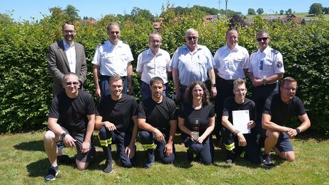 Feuerwehrleistungsübungen Regierungsvizepräsident Jan Schneider, Branddirektor Dr. Sven Holland, Bürgermeister Sebastian Stang, Kreisbeigeordneter Hans-Jürgen Herbst, Bernd Klein vom Kreisfeuerwehrverband und der Kreisbrandinspektor des Vogelsbergkreises, Marcell Büttner (hinten, von links), gratulierten dem zweitplatzierten Team aus Nösberts-Weidmoos.