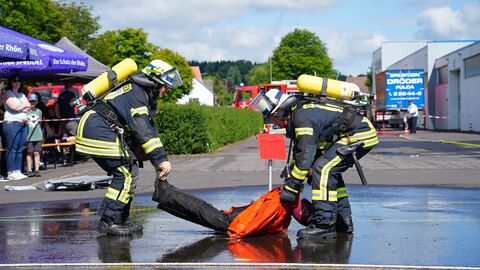 Feuerwehrleistungsübungen Im praktischen Teil musste eine bewusstlose Person – eine Übungspuppe – aus dem Gefahrenbereich gerettet werden.