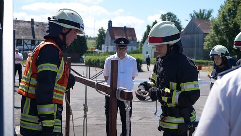 Feuerwehrleistungsübungen Zum Abschluss des praktischen Teils wurden Knoten und Stiche gebunden.