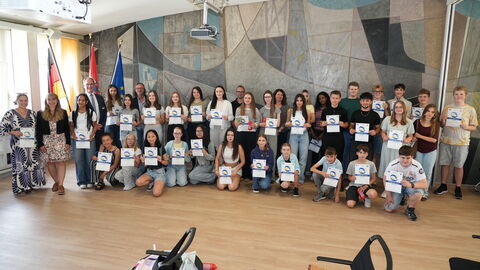 RP Ullrich, Schüler und Lehrer haben sich zum Gruppenfoto aufgestellt