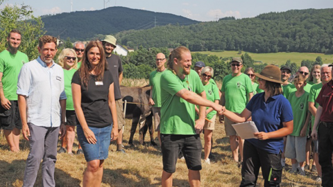 Vogel- und Naturschutzgruppe Niederlemp e.V. übergibt Pachtvertrag für renaturierte Magerrasenflächen an Bio-Schafzüchterei 