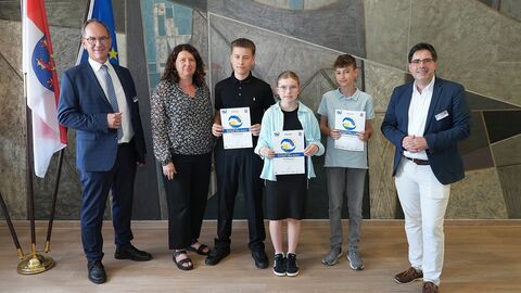 Preisverleihung Regierungspräsident Dr. Christoph Ullrich (l.) und Michael Schär, Leiter des EU-Informationszentrums im Regierungspräsidium Gießen (r.), zeichneten die Schülerinnen und Schüler der Theo-Koch-Schule Grünberg aus.