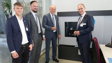 Dr.-Ing. habil. Ralf Christoph (2.v.r.) und Dr.-Ing. Raoul Christoph (2.v.l.) führten Dr. Christoph Ullrich (r.) und Christian Piterek durch die Räumlichkeiten des Unternehmens. 