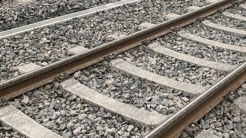 Gleise eines Zuges mit Schotter darunter