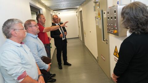 Laborleiter Dr. Markus Eickmann (3.v.l.) erläutert zusammen mit Dr. Olga Dolnik (r.) sowie den Technikern Gotthard Ludwig und Sebastian Schmidt den Gästen vom Regierungspräsidium Gießen den Zugang zum S4-Hochsicherheitslabor am Institut für Virologie der Philipps-Universität Marburg: Dr. Jens Gerlach (l.), Jan-Eric Walb (2.v.l.) und Regierungspräsident Dr. Christoph Ullrich (4.v.l.).